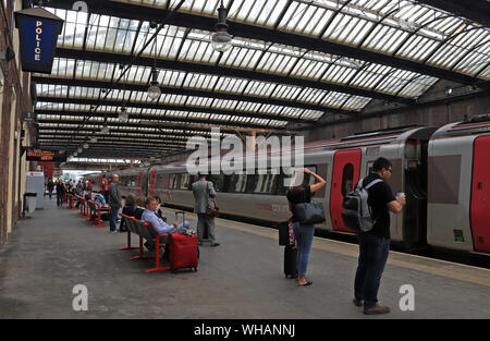 Ein Cross Country Zug kommt an Stoke on Trent Bahnhof bilden einen Dienst zu Bristol Temple Meads als Passagiere an Bord zu warten. Stockfoto