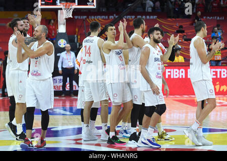 Foshan, Guangdong Provinz Chinas. 2. Sep 2019. Spieler von Serbien Fans begrüßen, nachdem die Gruppe D Match zwischen Serbien und den Philippinen an der FIBA WM 2019 in Foshan in der chinesischen Provinz Guangdong, Sept. 2, 2019. Credit: Huang Zongzhi/Xinhua/Alamy leben Nachrichten Stockfoto