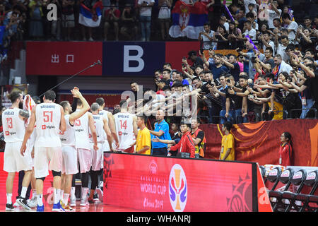 Foshan, Guangdong Provinz Chinas. 2. Sep 2019. Spieler von Serbien begrüßen die Zuschauer nach der Gruppe D Match zwischen Serbien und den Philippinen an der FIBA WM 2019 in Foshan in der chinesischen Provinz Guangdong, Sept. 2, 2019. Credit: Huang Zongzhi/Xinhua/Alamy leben Nachrichten Stockfoto