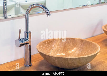 Wasserversorgung Wasserhahn Mixer und Waschbecken aus Naturstein. Stockfoto