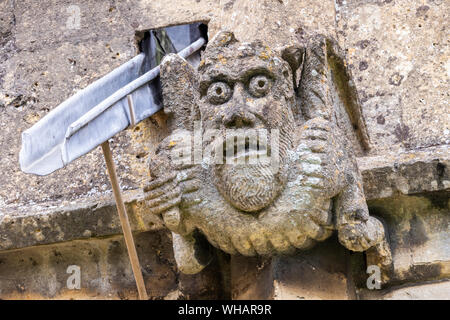 Mittelalterliche wasserspeier an der St. Peters Kirche (1465) in der Cotswold Stadt Winchcombe, Gloucestershire, Großbritannien Stockfoto