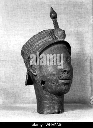 Kopf eines Oni aus Ife. Ife und Benin: Ife und Benin waren die zwei alten afrikanischen royal Kulturen. Jedes links Skulpturen hinter, terra-cotta und manchmal Bronze Skulpturen von Ife aus dem 13. Jahrhundert. . . Umfangreiche Forschung zu dem Schluss führen, dass diese Bronze Statue wurde auf Geheiß von Oni von Ife während der grossen Zeit der Bronzeguss werfen. Es wird vermutet, dass es sich um eine tatsächliche Porträt des African Queen Mutter. Das Porträt wird geglaubt, Königin Mutter Moremi von Ife zu sein. . Stockfoto