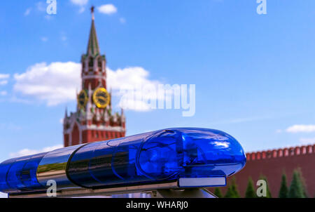 Blaue Polizei Sirene vor dem Hintergrund der Kreml in Moskau. Polizei Blinker auf dem Hintergrund der Spasskaja Turm der Moskauer Kreml. Stockfoto