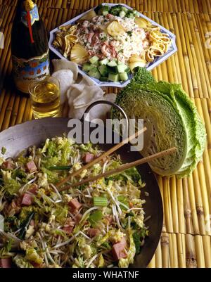 Internationale Küche. Top, gebratener Reis.. Nasi Goreng, Indonesien und Holland.. Unten, Chinesisch gebratener Reis.. Chow Ventilator, China. Stockfoto