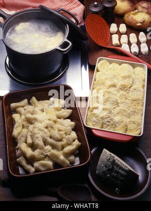 Italienische Küche. . Links.. Gnocchi di Patate.. Kartoffelklöße.. . Gnocchi di Romagna.. Stockfoto