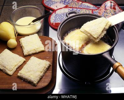 Italienische Küche von Robin Howe. . Mozzarella in Carrozza.. Gebratener Mozzarella Sandwich. Stockfoto