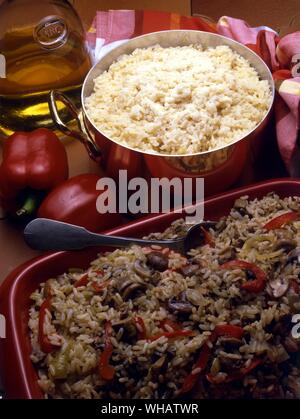 Italienische Küche von Robin Howe. . Top.. Risotto in Bianco.. Weiß Risotto.. . Unten.. Risotto alla Finanziera.. Chicken-Liver Risotto Stockfoto