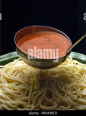 Italienische Küche von Robin Howe. . Spaghetti Con Salsa Crudo.. Spaghetti mit roher Tomatensauce.. . Stockfoto