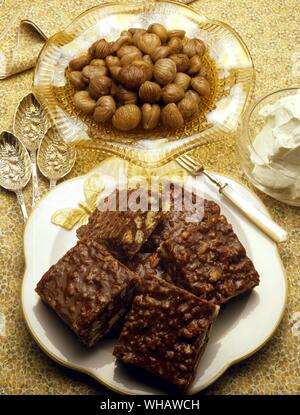 Italienische Küche. . Top.. Busecchina.. Getrocknete Kastanien in Weißwein gekocht.. . Unten.. Torrone Al Cioccolato.. Weiche Schokolade und Mutter Nougat. Stockfoto