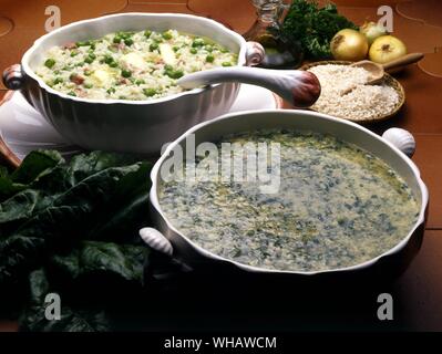 Italienische Küche von Robin Howe. . Links.. Risi e Bisi.. Reis und Erbsen. . Rechts.. Stracciatelle.. Ei und Käse Suppe. Stockfoto