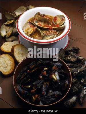 Italienische Küche von Robin Howe. . Top.. Zuppa di Apartment Arselle oder Vongole.. Clam Suppe.. . Unten.. Zuppa di Cozze. Miesmuschel Suppe. Stockfoto