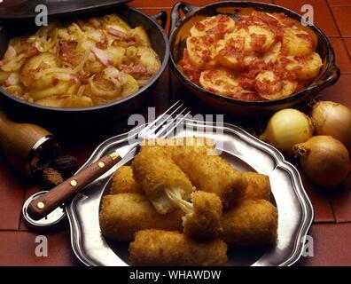 Italienische Küche. . Oben, Links.. Patate alla Triestina.. Triestan gebackene Kartoffeln.. . Rechts.. Patate alla Pizzaiola.. Kartoffeln in Tomatensauce. . Unten.. Crocchette Di Patate.. Kroketten. Stockfoto