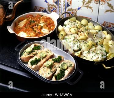 Französische Rezepte. . Von Links nach Rechts.. Colin A La Portugaise.. Seehecht in Tomatensoße.. . Die Tranchen De Saumon en Papillote.. Lachs gekocht in Folie.. . A La Boulangere Cabillaud.. Gebackener Kabeljau.. Stockfoto