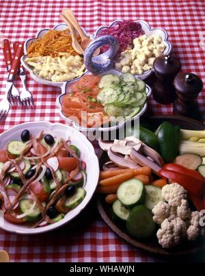 Französische Küche von Eileen Reece.. . Vorspeisen Salate.. . Salade Nicoise.. Gemischtes Gemüse- und Sardellen Salat.. . Crudites.. Raw Frühlingsgemüse Stockfoto