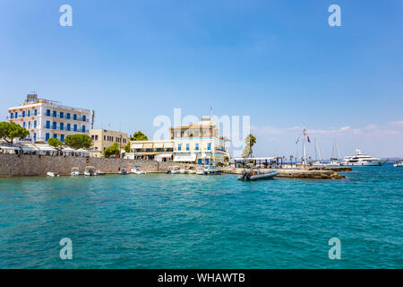 Gebäude der Insel Spetses am Saronischen Golf in der Nähe von Athen. Griechenland Stockfoto