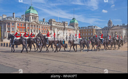 London, Westminster. Eine Truppe von Royal Life Guards verlassen Horse Guards Parade nach dem Wachwechsel Zeremonie. Stockfoto