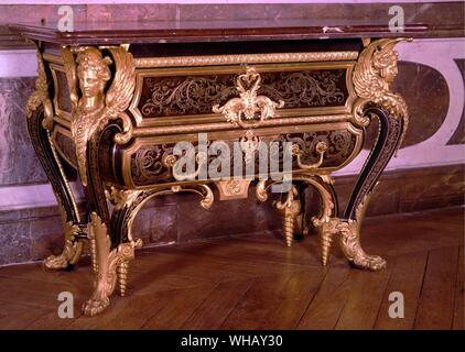 Boulle Kommode für Louis XIV Zimmer im Grand Trianon 1701 gemacht. Rokoko Carving verbeugte sich Beine, akanthus leaf Dekoration, Französisch sphingen an den Ecken. Der Sonnenkönig von Nancy Mitford, Seite 176.. Das Grand Trianon ist ein Royal Villa nördlich des Schlosses von Versailles Gärten, in Frankreich. Die Villa wurde im Jahr 1687 als Rückzugsort für König Ludwig XIV. von Frankreich. Stockfoto