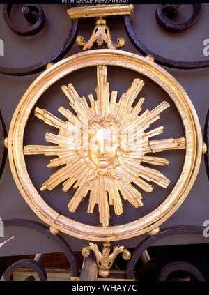Der Sonnenkönig, Wappen, von einem Balkon in der Place Vendome, Paris. Kunstvoll mit einem Emblem von Louis XIV eingerichtet Der Sonnenkönig von Nancy Mitford, zurück. . Stockfoto