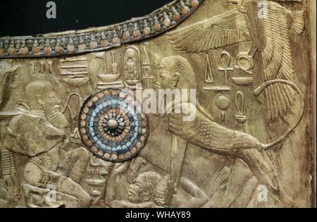 Detail aus dem Inneren eines Panels eines Staates wagen. Der König, ist wie eine Sphinx trampling die Feinde Ägyptens mit Füßen gezeigt. Tukankhamen, von Christiane Desroches Noblecourt, Seite 91. Stockfoto