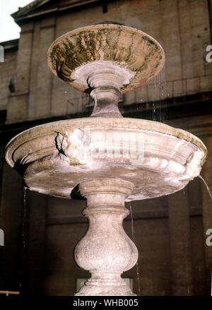 Die Gewässer von Rom durch H. v. Morton. Brunnen auf der Piazza Madonna dei Monti. . Stockfoto