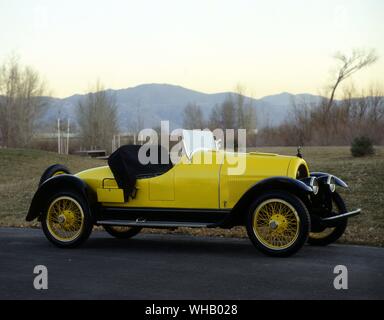 Verkehr Straße 1927. Kissel Modell 55 6 Zylinder Coupé Roadster mit ausziehbarem Schwiegermutter Sitz auf Trittbrett Stockfoto