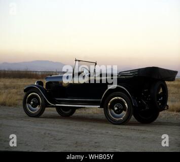 Verkehr Straße 1923. Maxwell Auburne formale Limousine Touring Modell Stockfoto