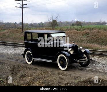 Verkehr Straße 1923. Maxwell Auburne formale Limousine Touring Modell Stockfoto