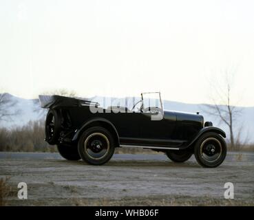 Verkehr Straße 1923. Maxwell Auburne formale Limousine Touring Modell Stockfoto