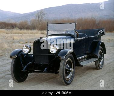 Verkehr Straße 1923. Maxwell Auburne formale Limousine Touring Modell Stockfoto