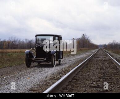 Verkehr Straße 1923. Maxwell Auburne formale Limousine Touring Modell Stockfoto