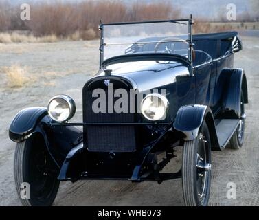 Verkehr Straße 1923. Maxwell Auburne formale Limousine Touring Modell Stockfoto