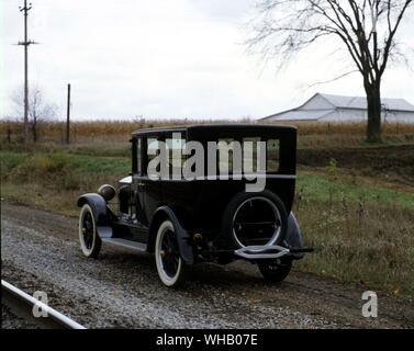 Verkehr Straße 1923. Maxwell Auburne formale Limousine Touring Modell Stockfoto