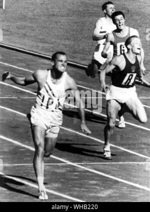 Aus., Melbourne, Olympics, 1956: Bob Knochenmark geht durch das Band der 4 x 100 m Staffel für die USA zu gewinnen. Stockfoto