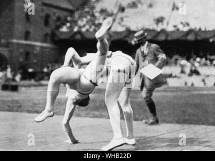 Stockholm 1912 Olympische Spiele. Eine Demonstration von glima Wrestling. Glima Wrestling ist noch in Skandinavien heute geübt und es wird geglaubt, dass es fast von der Wikingerzeit unverändert ist. Die Olympischen Spiele Seite 75. Stockfoto