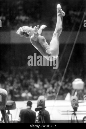 Japan, Tokio Olympics, 1964: Vera Caslavska (Tschechoslowakei) bei den Frauen Gymnastik. . . Stockfoto