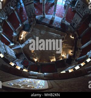 Israel, Jerusalem, The Rock (in der Kuppel des Rock). Der Felsen in der Mitte der Kuppel ist von Muslimen geglaubt, der Punkt zu sein, aus denen Muhammad zu Gott in den Himmel aufgefahren ist, durch den Engel Gabriel. begleitet. Stockfoto