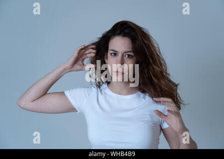 Close up Portrait von attraktiven frustriert kaukasische Frau mit verärgerten und betonte Gesicht. Suchen wahnsinnig und verrückt schreien und die wütenden Gesten. C Stockfoto