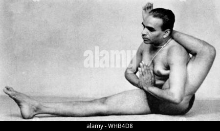 BKS Iyengar, einer echten Hatha Yogi in der Eka Pada shirshasana oder einen Fuß hinter Kopfhaltung von Licht auf Yoga, die von den genannten 1965. Stockfoto