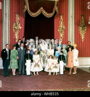 Hochzeit des Prinzen und der Prinzessin von Wales (Lady Diana Spencer) vom 29. Juli 1981 - Buckingham Palace - Die Brautjungfern und Seiten sind Lady Sarah Armstrong Jones 17, Edward Van Cutsem 8, Herr Nicholas Windsor 7, Indien Hicks 13, Sarah Jane Gaselee 11, Catherine Cameron 6 und Clementine Hambro 5. Die Paare werden von den Mitgliedern der königlichen Familie und Diana's Familie umgeben.. Stockfoto