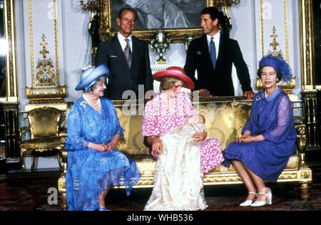 Taufe der erste Sohn, William, von Prinz Charles und 4. August 1982 - Prinzessin von Wales (Lady Diana Spencer) vom 29. Juli 1981 - Buckingham Palace. Diana ist von Königin Elizabeth die Königin Mutter (Großmutter zu Prinz Charles und Mutter, Königin Elizabeth II.) und Queen Elizabeth II (Mutter von Prinz Charles und Schwiegermutter zu Diana flankiert). Auf dem Foto hinter sind PrincePhilip der Herzog von Edinburgh, Prinz Charles, Prinz von Wales.. Stockfoto