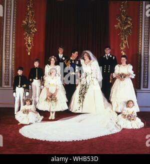 Hochzeit des Prinzen und der Prinzessin von Wales (Lady Diana Spencer) vom 29. Juli 1981 - Buckingham Palace - Die Brautjungfern und Seiten sind Lady Sarah Armstrong Jones 17, Edward Van Cutsem 8, Herr Nicholas Windsor 7, Indien Hicks 13, Sarah Jane Gaselee 11, Catherine Cameron 6 und Clementine Hambro 5.. Stockfoto