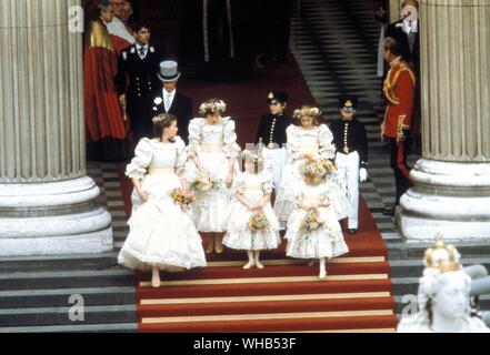 Hochzeit des Prinzen und der Prinzessin von Wales (Lady Diana Spencer) vom 29. Juli 1981 - auf den Stufen von St. Pauls - Die Brautjungfern und Seiten sind Lady Sarah Armstrong Jones 17, Edward Van Cutsem 8, Herr Nicholas Windsor 7, Indien Hicks 13, Sarah Jane Gaselee 11, Catherine Cameron 6 und Clementine Hambro 5.. Stockfoto