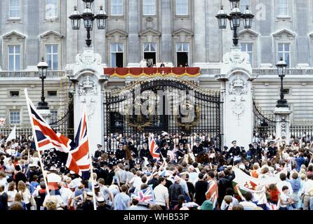 Massen von wellwishers außerhalb der Buckingham Palace Gates warten, Prinz Charles und Lady Diana Spencer am Tag ihrer Hochzeit vom 29. Juli 1981 zu sehen. Stockfoto