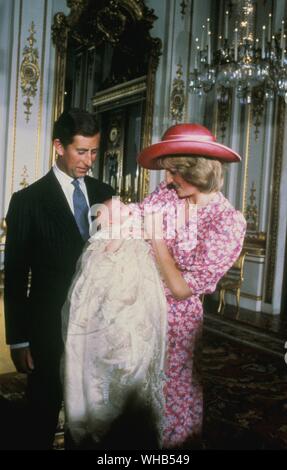 Der Prinz und die Prinzessin von Wales mit ihren ersten Sohn William nach seiner Taufe am 4. August 1982. Stockfoto