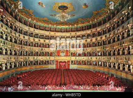 Innenraum des Theaters La Fenice, Venedig, Italien. Blick auf das Auditorium von der Bühne Stockfoto