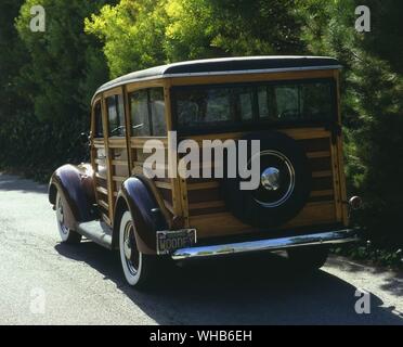 Verkehr Straße 1937. Ford Woody Kombi Stockfoto