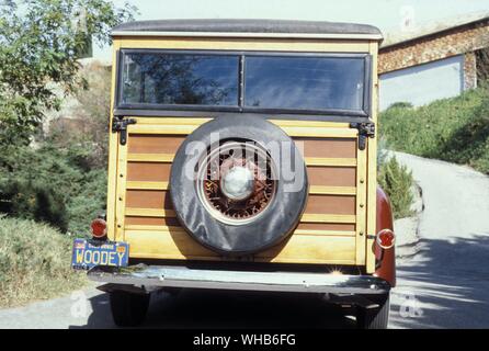 Verkehr Straße 1937. Ford Woody Kombi. Stockfoto