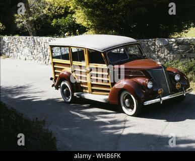 Verkehr Straße 1937. Ford Woody Kombi Stockfoto