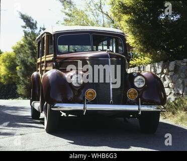 Verkehr Straße 1937. Ford Woody Kombi Stockfoto