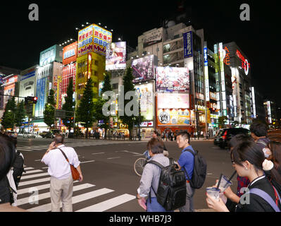 JAPAN - Foto von Sean Sprague Akihabara, Tokio, bei Nacht. Stockfoto